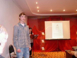 Павел Уваев читает стихи на презентации книги